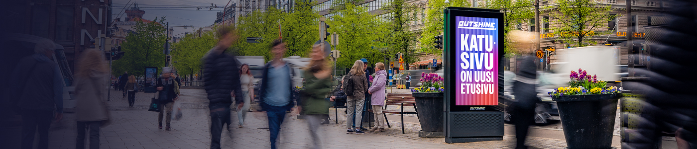 Outshinen mainoslaite kadulla ohikulkijoiden keskellä