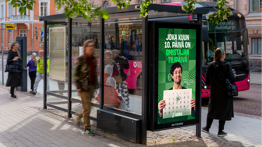 Outshinen mainosnäyttö kaupungissa