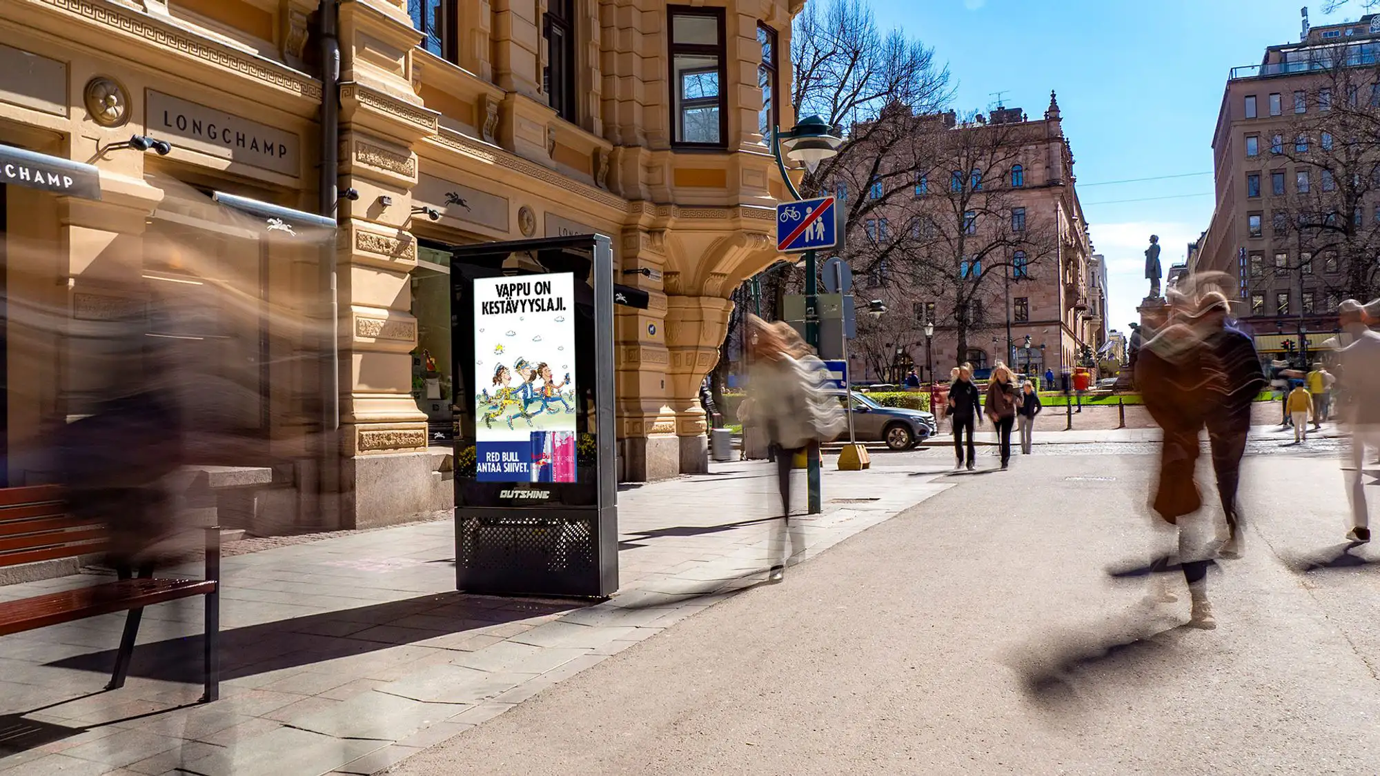 Katumainostaulu Helsingin kävelykadulla