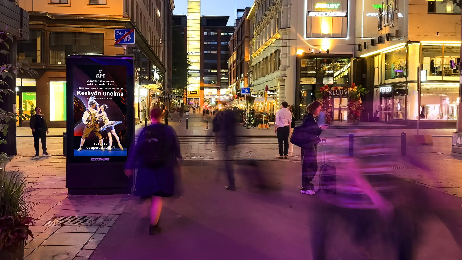 Katumainostaulu Helsingin kävelykadulla