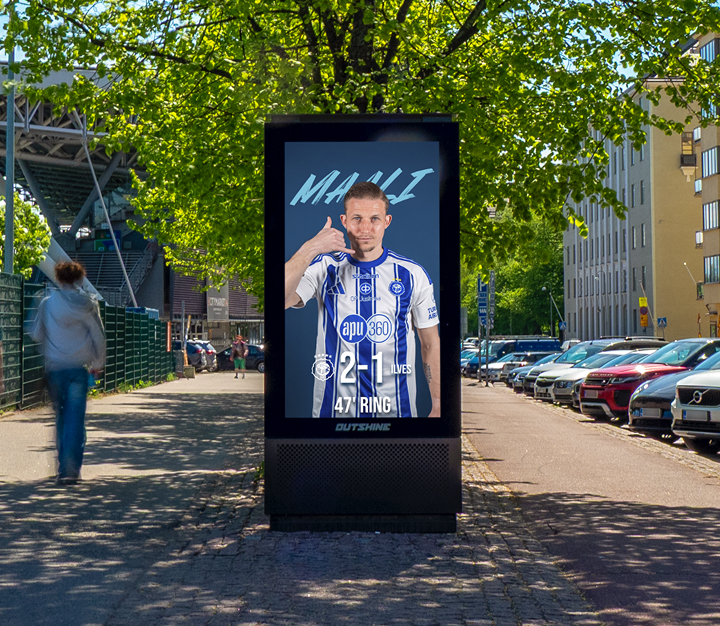 Näytöllä jalkapallon pelitilanne reaaliajassa