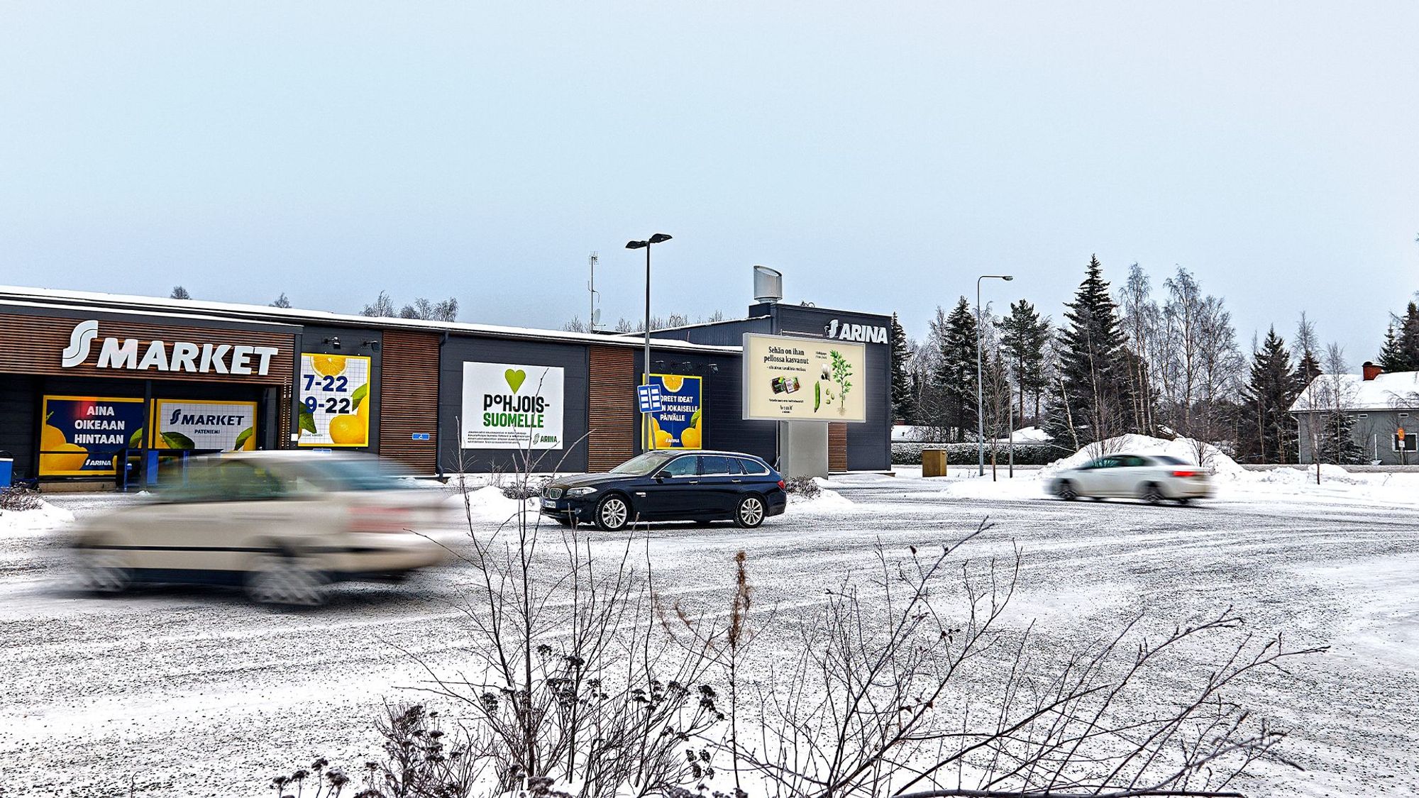 Picture of a screen in Oulu S-market Pateniemi during winter